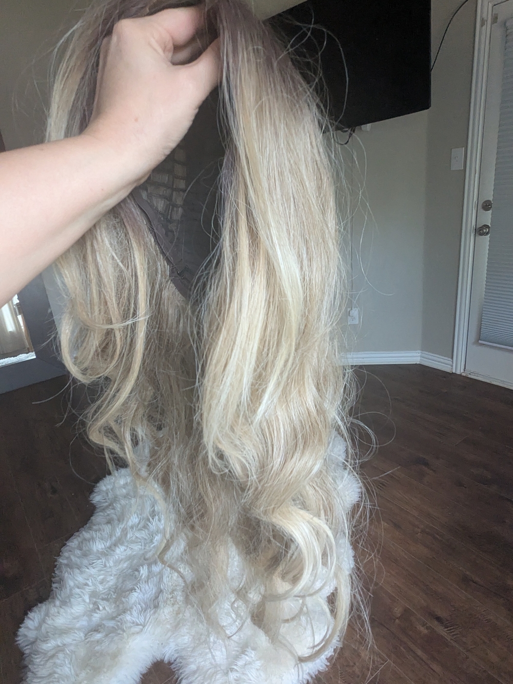 28 In Blonde Wavy Hair Wig - Natural Light Blonde - Picture 2 of 5